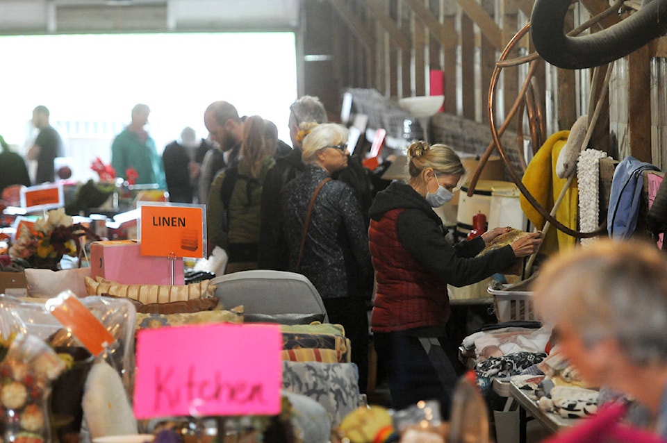 21977994_web1_200627-CPL-Garage-sale-fundraiser-Kenyan-women_2