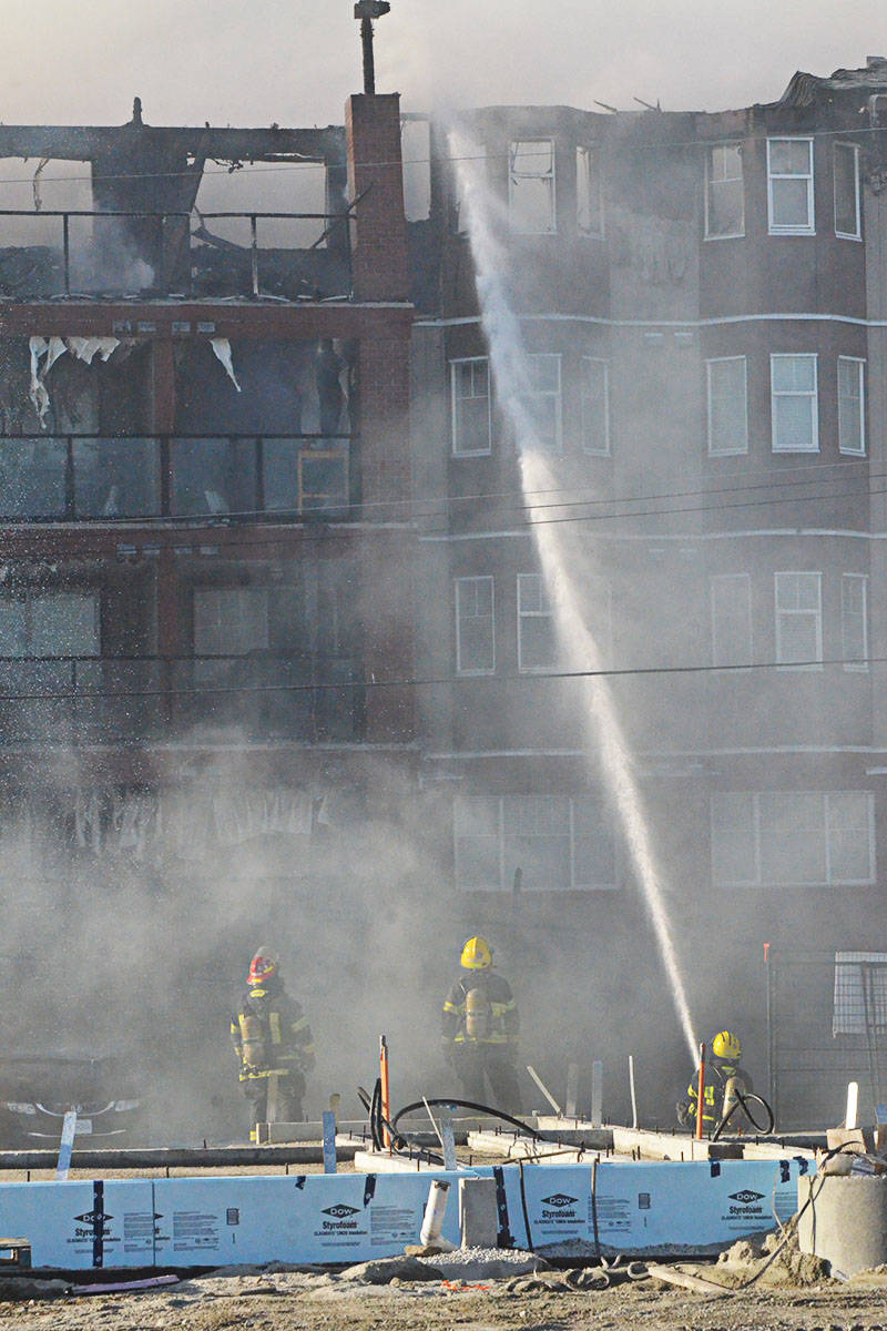 22167875_web1_200717-LAT-ApartmentFire8