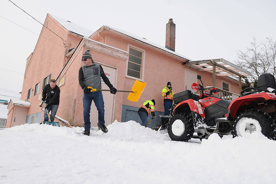 23274940_web1_Snow_Clearing_Chwk_Seniors_Social_Centre2.0115