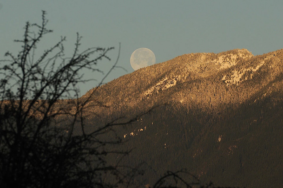 23499901_web1_201201-CPL-Morning-Moon-Mountains-weather_1