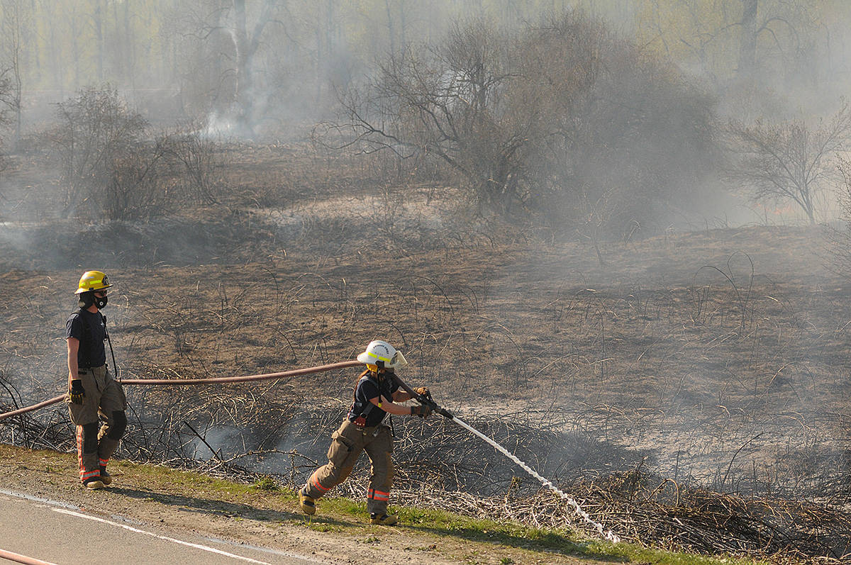 24861467_web1_210415-CPL-Brush-fire-Chilliwack_4