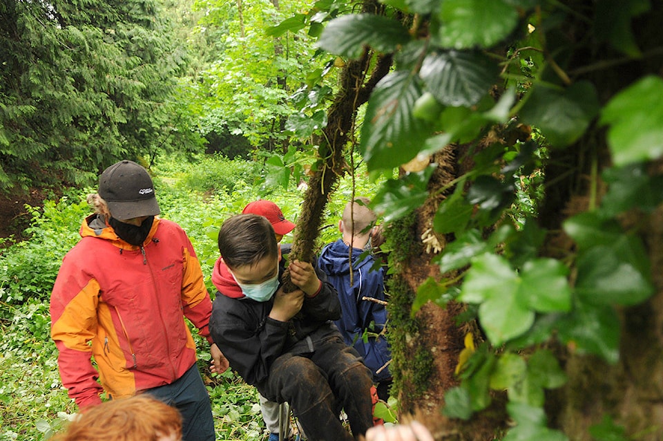 25306336_web1_210527-CPL-Little-Mountain-Kids-Remove-Invasive-Ivy-Chilliwack_3