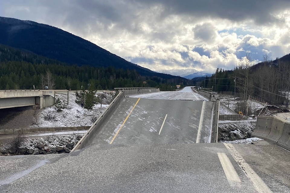 27222730_web1_coquihalla-collapse-2