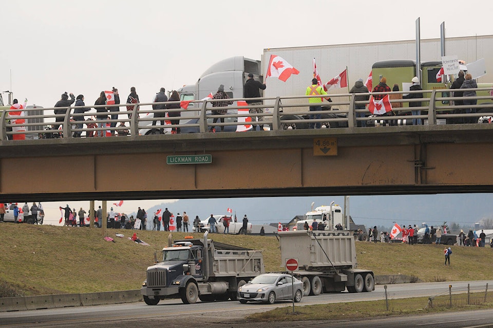 28024575_web1_220129-CPL-PHOTOS-truck-convoy-supporters-LickmanOverpass_10