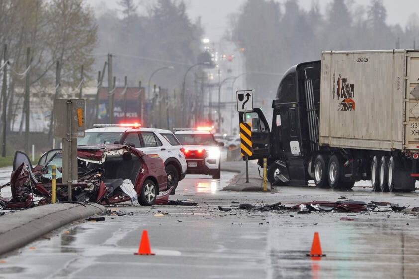 28843040_web1_220421-CLR-Hwy10ClosedAccident-collision_1