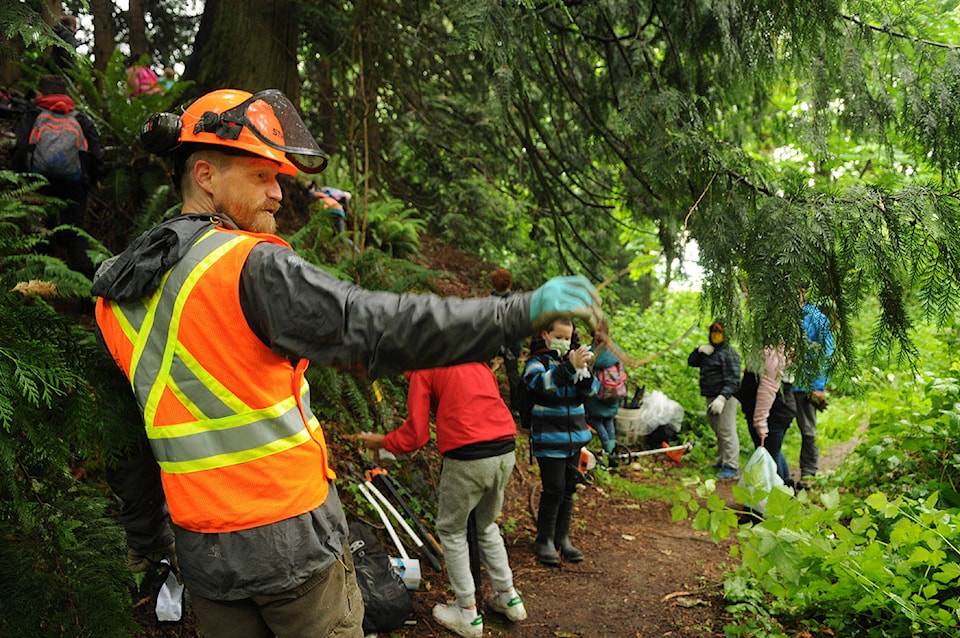 29955643_web1_210527-CPL-Little-Mountain-Kids-Remove-Invasive-Ivy-Chilliwack_12