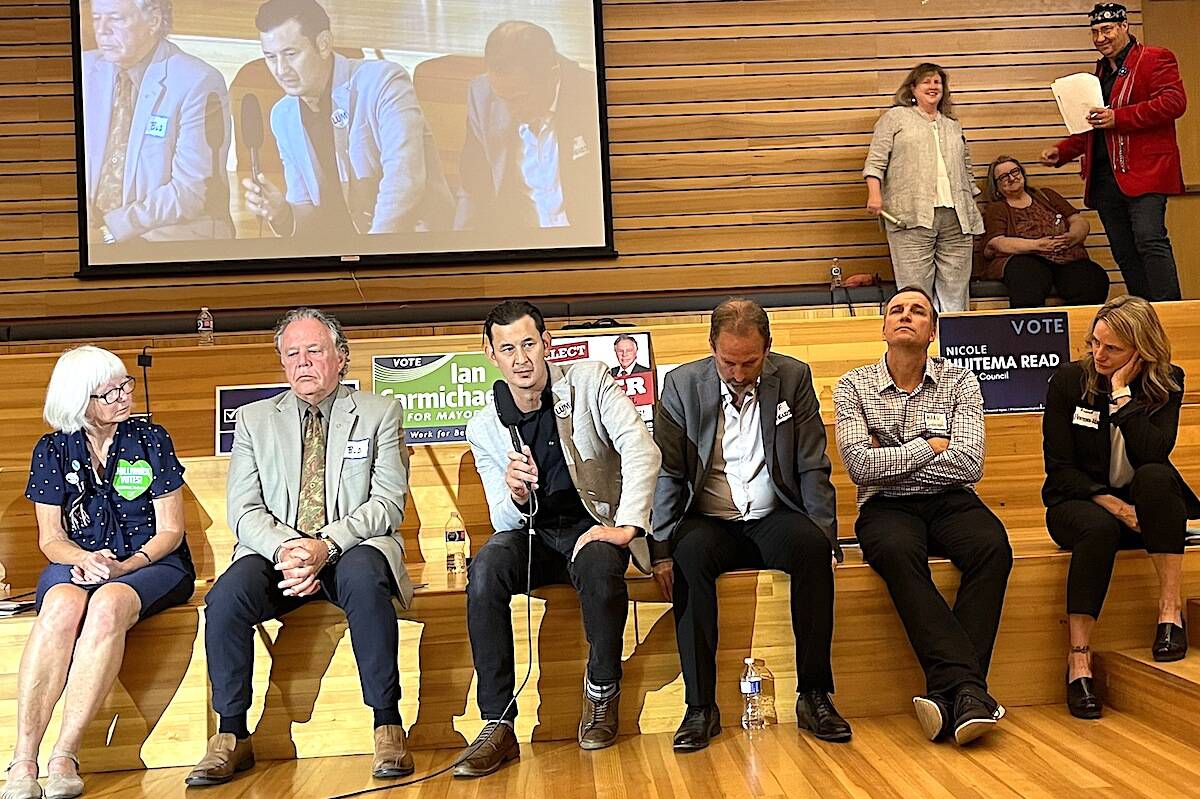 (L to R on bench) Council candidate Debora Soutar, incumbent Bud Mercer, incumbent Jason Lum, incumbent Jeff Shields, incumbent Harv Westeringh and candidate Nicole Huitema Read mull over the questions at the Chilliwack Civic Town Hall in the Aboriginal Gathering Place at UFV Chilliwack on Oct. 3, 2022 (Jennifer Feinberg/ Chilliwack Progress)