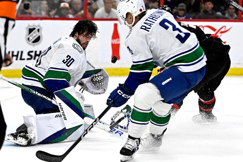 30963242_web1_221108-CPW--CANUCKS-SENATORS-canucks_1