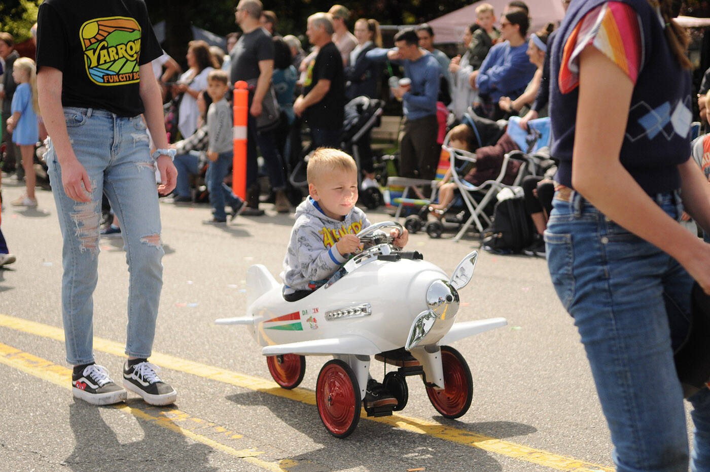 Thousands of people were at the parade during the 50th annual Yarrow Days celebration on Saturday, June 4, 2022. (Jenna Hauck/ Chilliwack Progress)