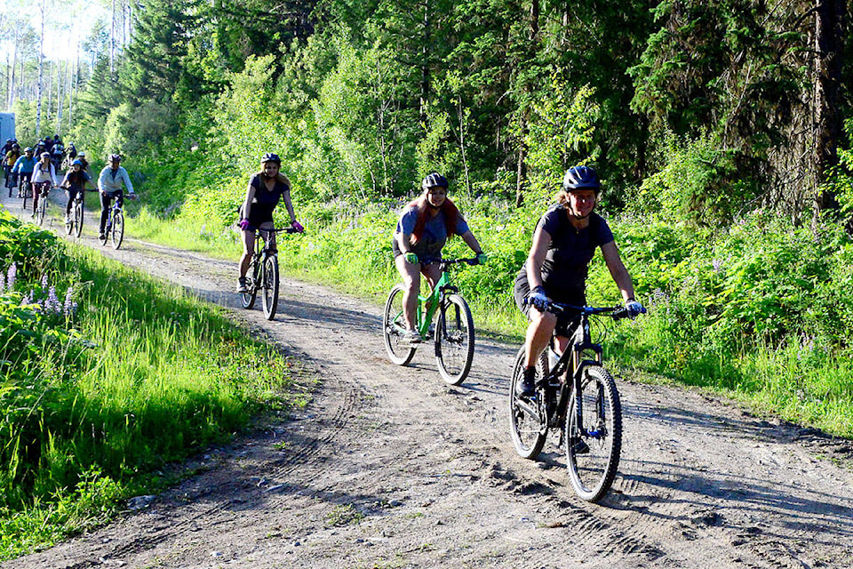 web1_170629-NTC-MTBtrails7815GroupHeadsOut