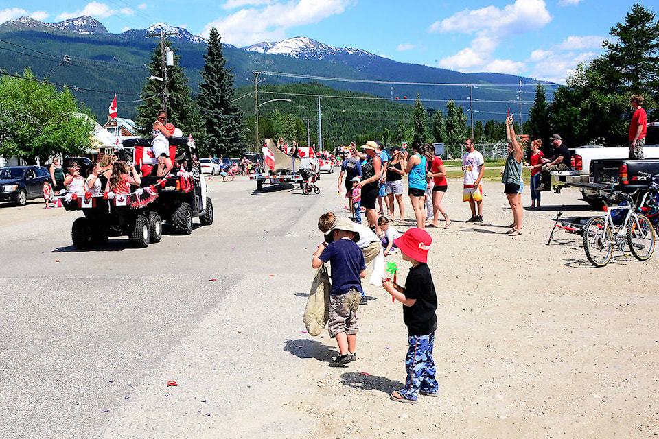 web1_170706-NTC-BlueRiverCanadaDay8578Crowd