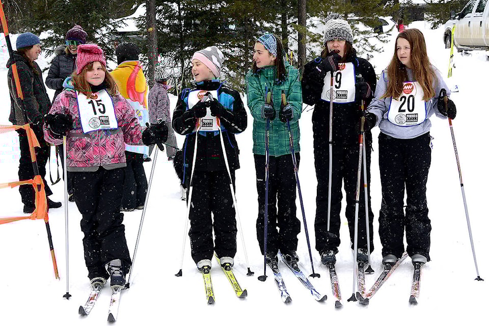 10752313_web1_BRski5999girlsWait