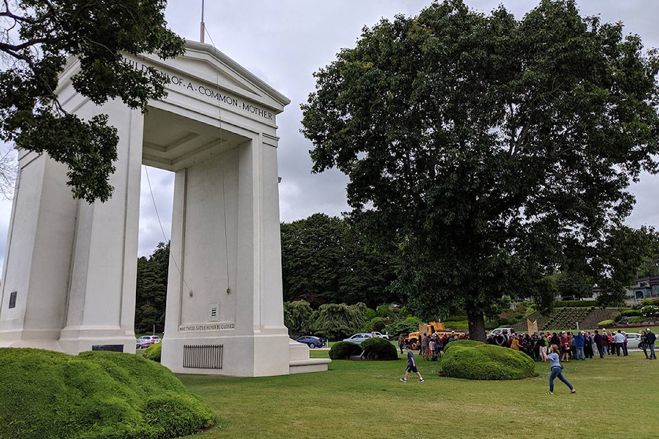 Canadians with dementia, their caregivers, and their U.S. counterparts met at the Peace Arch Park Wednesday to exchange pleasantries and gifts. (Aaron Hinks photo)