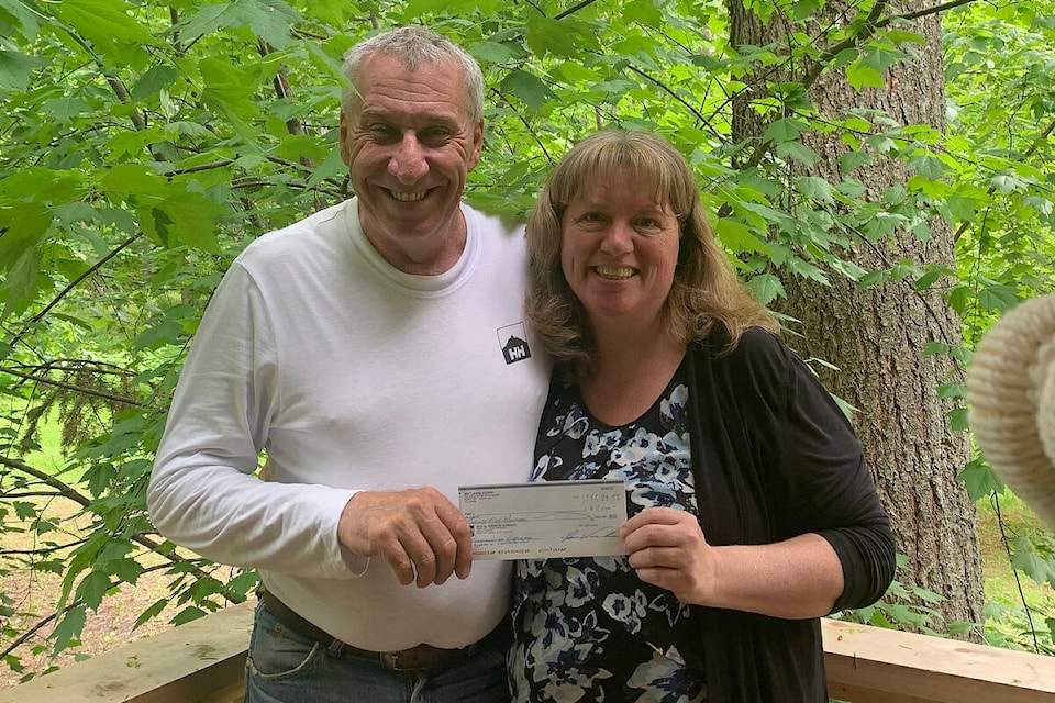 Brian Vermulen, left, presents a $2,500 cheque on behalf of the Trans Mountain employees on Spread 4 to auxiliary member Bobbi Bordeleau.