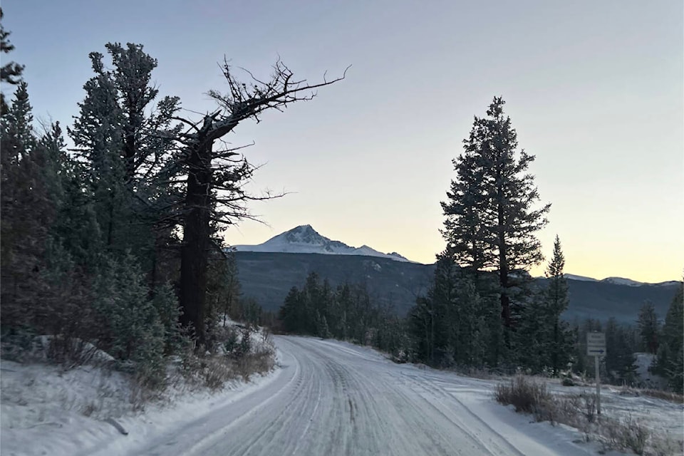 Driving into the remote Xeni Gwet’in community in Nemiah Valley, the views include fencelines, forests and mountains on the horizon. (Jimmy Lulua photo)