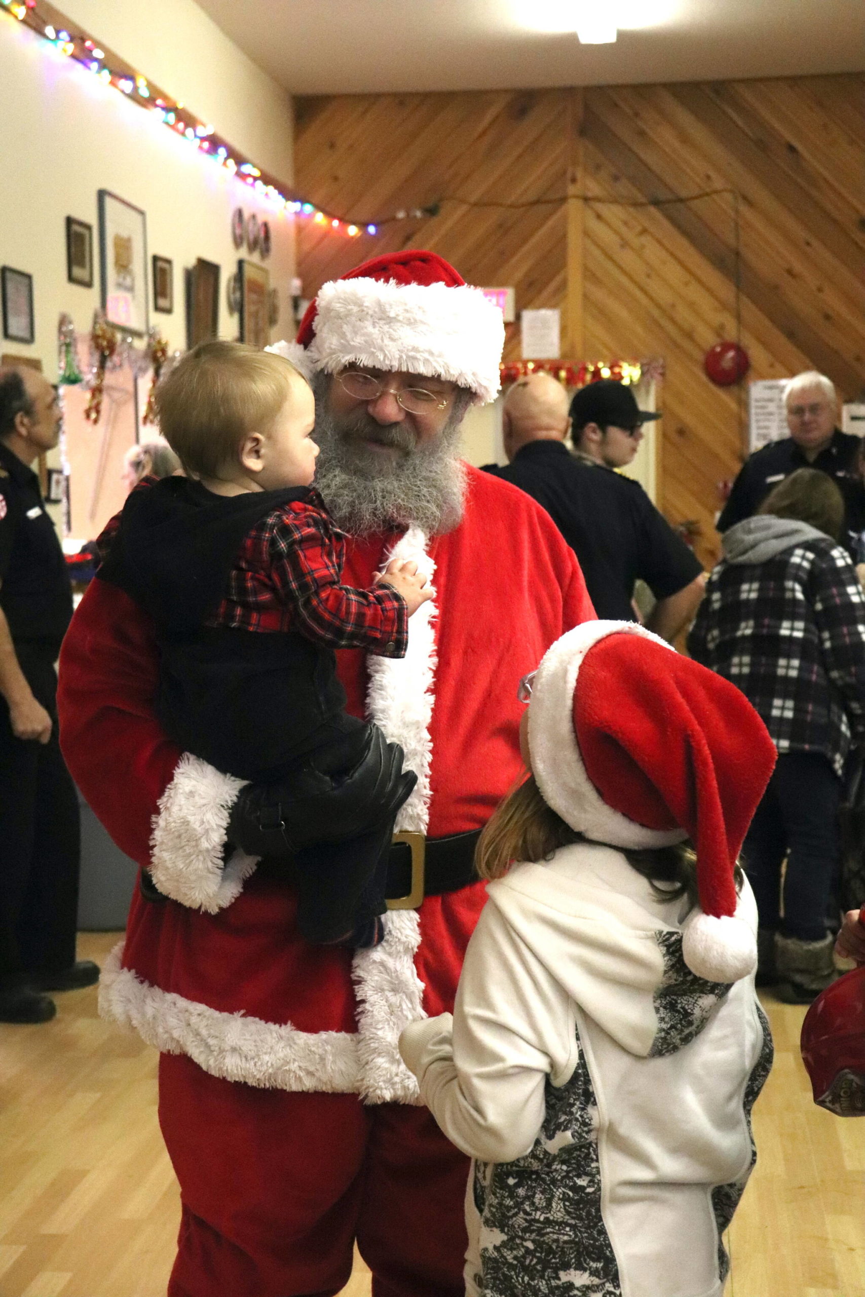 31218777_web1_221215-NTC-breakfast-with-santa-fire-dept_4