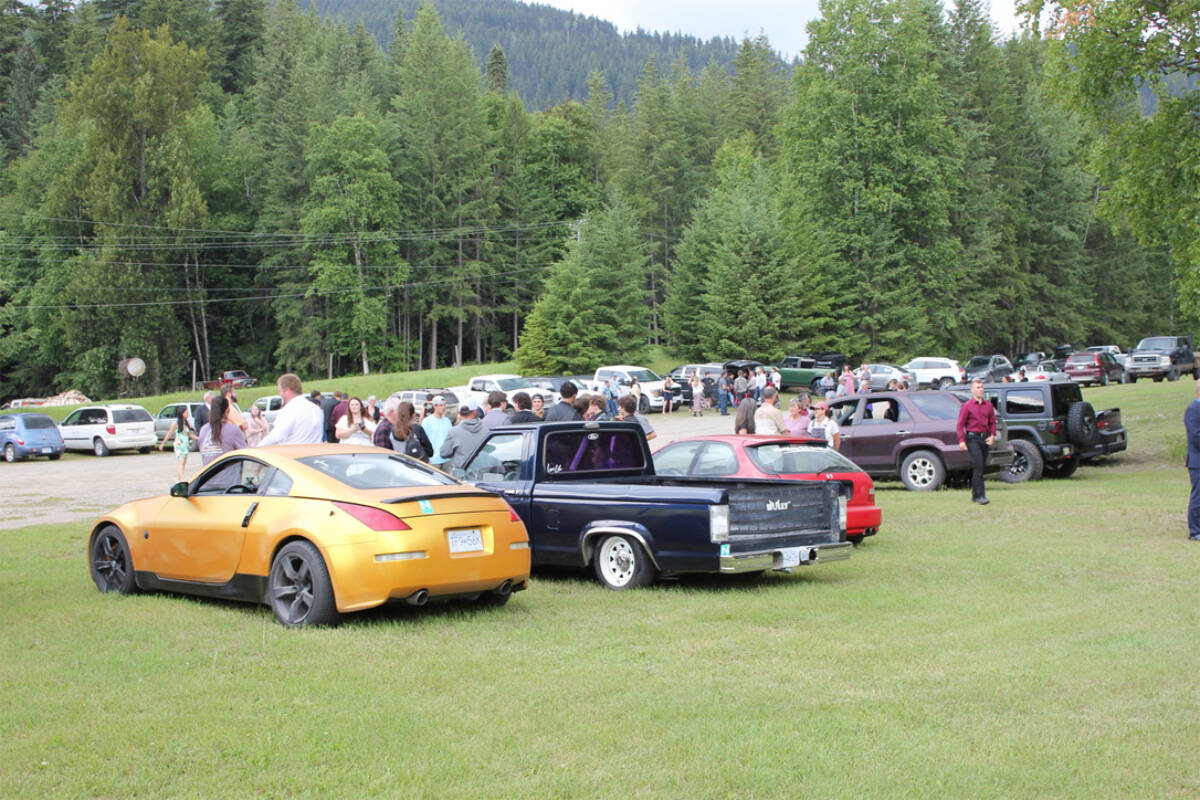33137205_web1_Rsz-CSS-cars-and-people-ski-hill-8BE7D877-1F56-48E7-BE17-5820A4F21D73_1_105_c