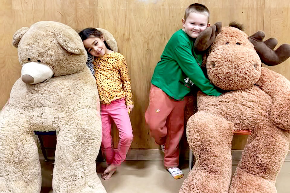 Giant Teddy Bear 'Boomer', and 'Mickey' the moose were a great drawing card for the kids.  Pictured are (l-r) Raelynn Thompson and Ridge Hopson. 