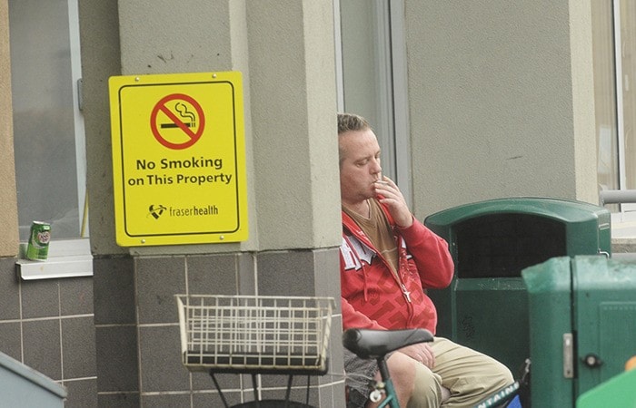 Smoker outside SMH hospital Cancer Clinic EVAN SEAL / THE LEADER