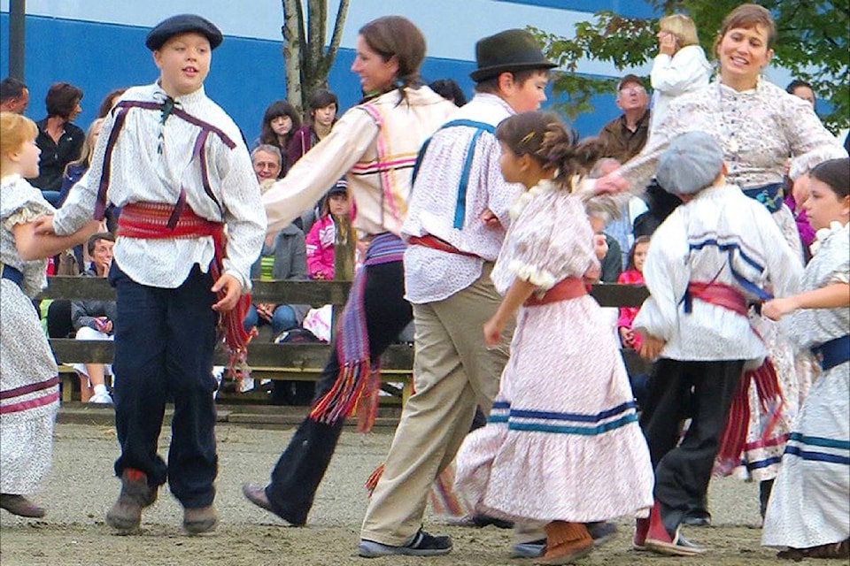 7714116_web1_170714-SNW-M-Metis-dancers