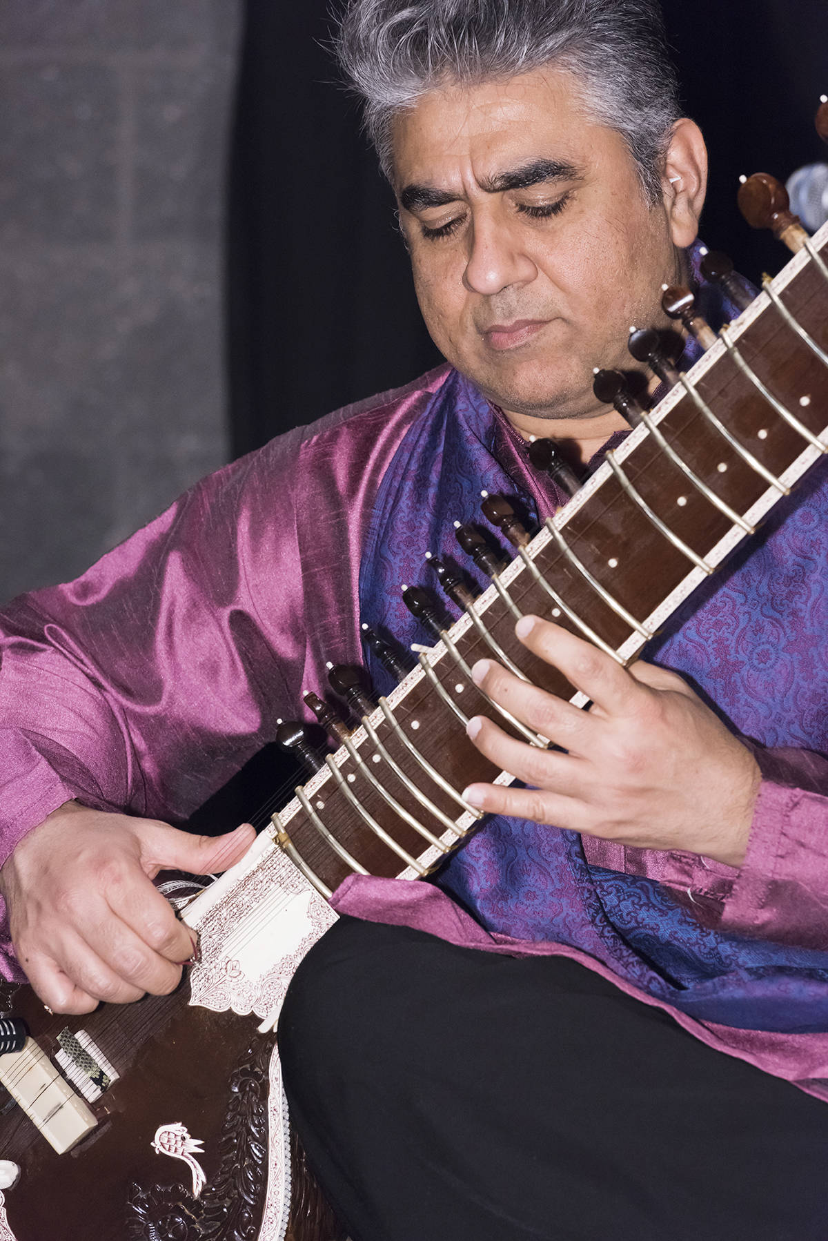 10996722_web1_Mohamed-Assani-on-sitar.-Photo-by-Brian-Giebelhaus