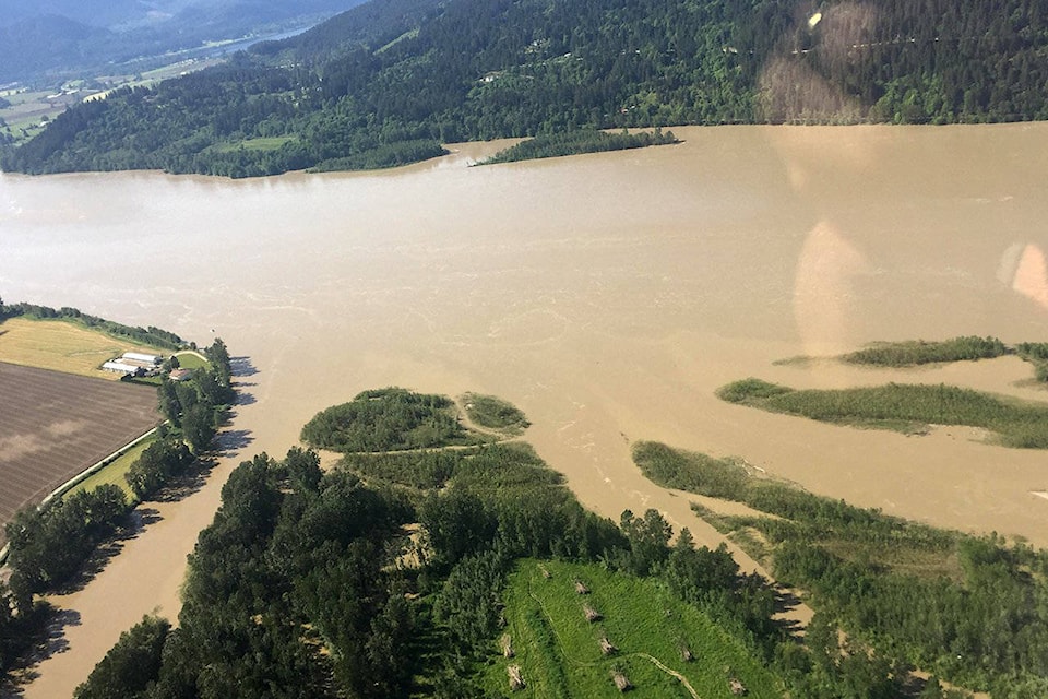 11943379_web1_fraser-river-flooding