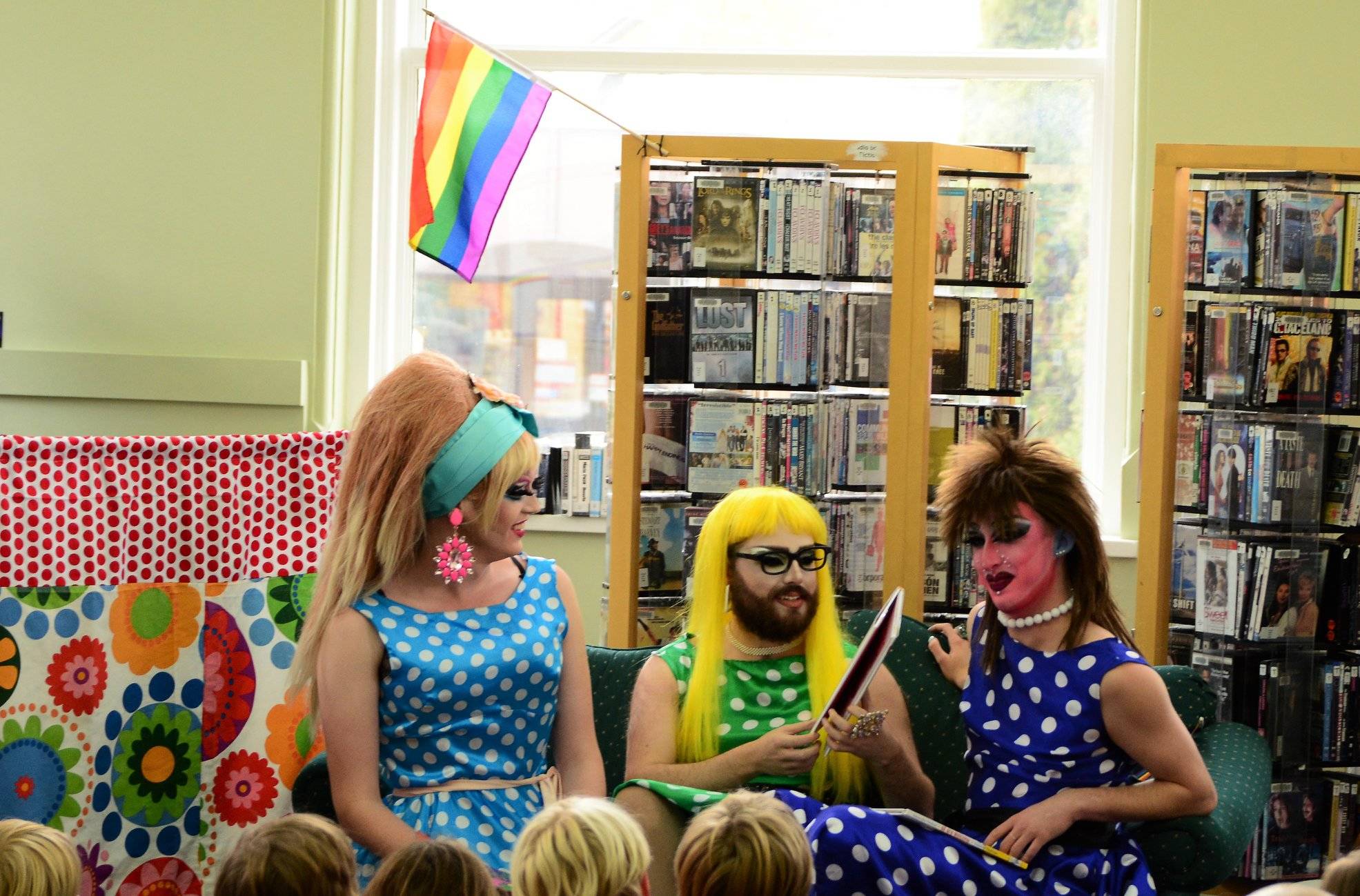 14062189_web1_drag-queen-storytime-3