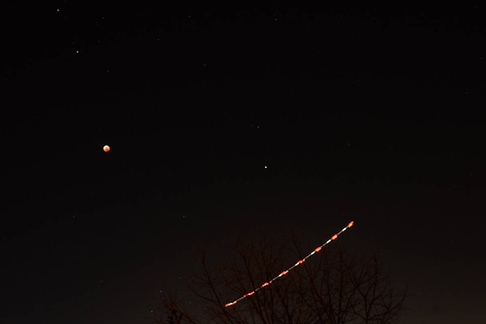 15213880_web1_190116-CLR-BloodMoonHelicopter_2