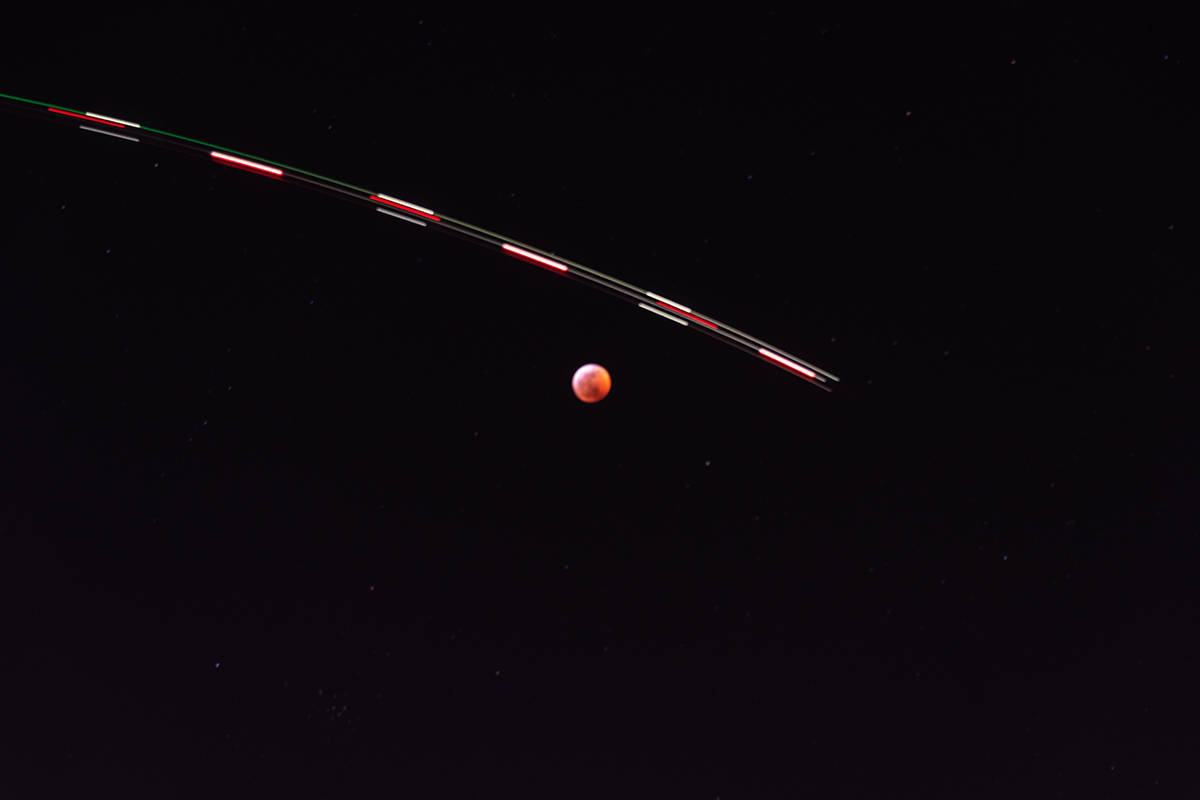 15213880_web1_190116-CLR-BloodMoonHelicopter_3