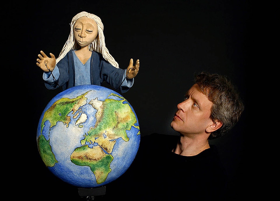 15740623_web1_worldsofpuppets-metamorphosis_Mother-Earth-with-Bernd-0845