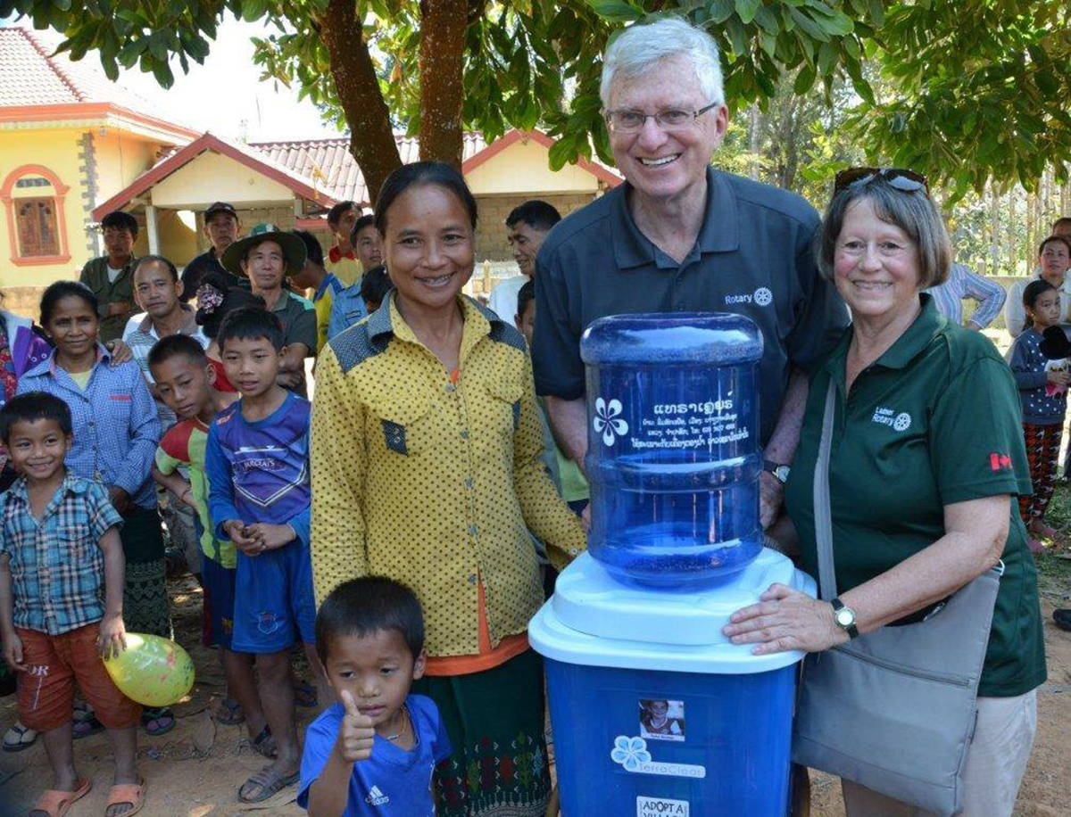15936116_web1_190318-NDR-M-Offer-photo-Laos-2019-water-filters-Chris-and-Penny-Offer-and-villager