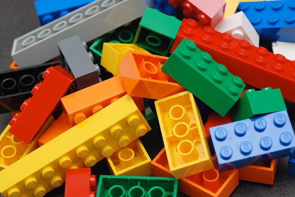 17321153_web1_190618-NDR-M-Lego-Colour-Bricks