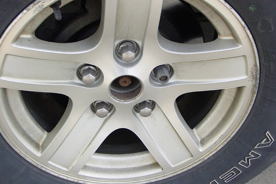 17357696_web1_Tire-lug-nut_Flickr