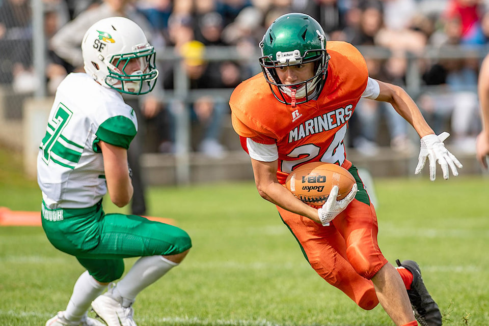 18716844_web1_EMSFootball-Meurrens03