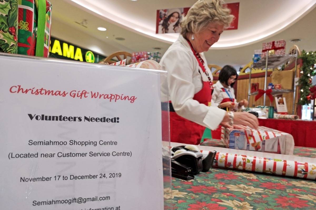 19487961_web1_191122-PAN-M-wrapping-volunteers-sign-th