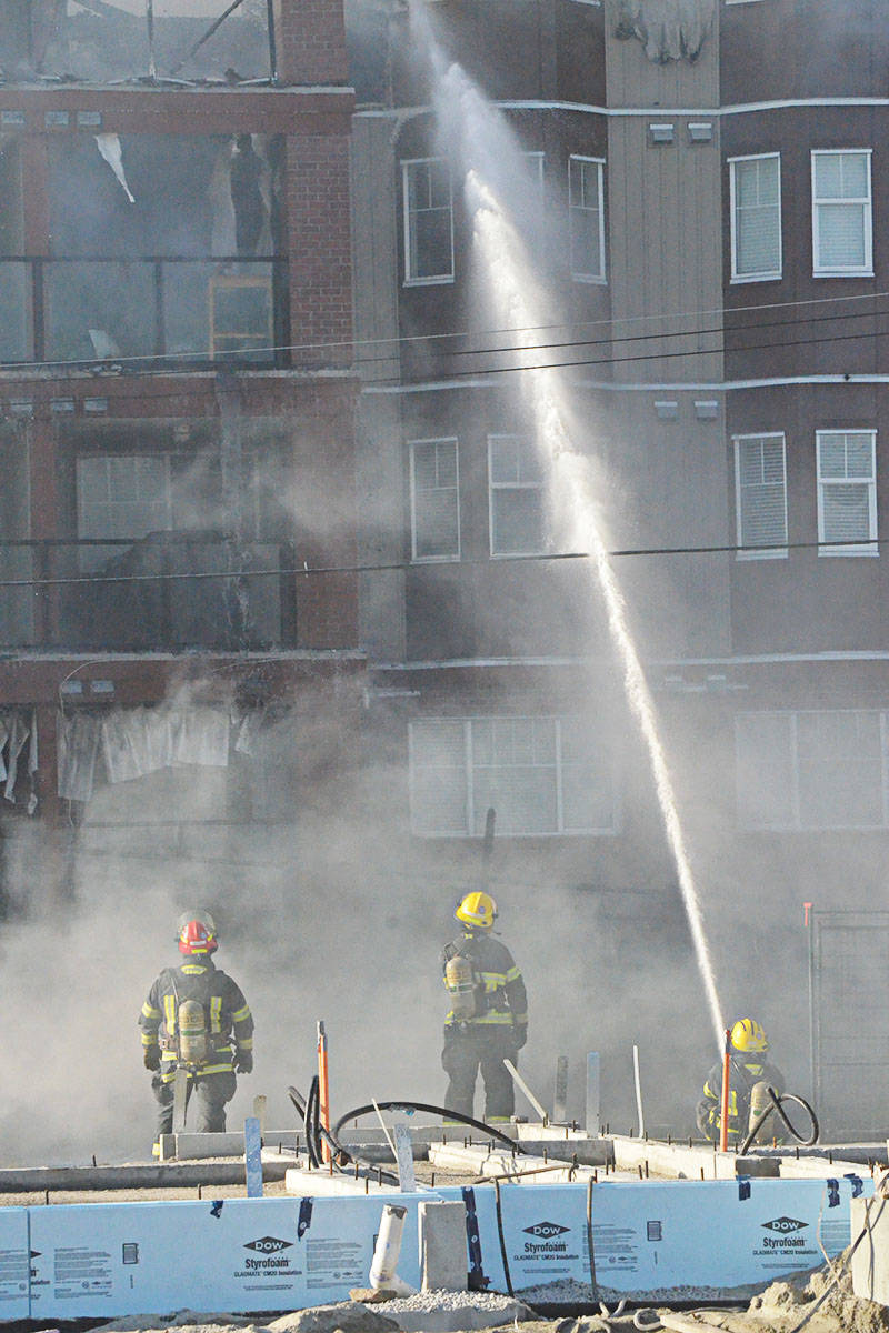 22167875_web1_200717-LAT-ApartmentFire7