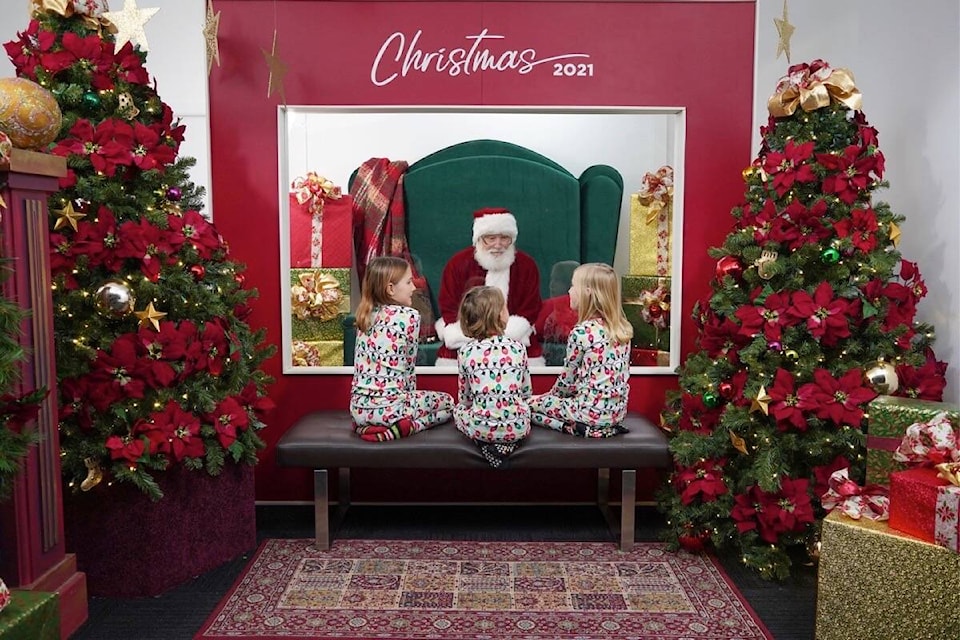 27534055_web1_211223-PAN-Santa-Pics-at-mall-santa_1