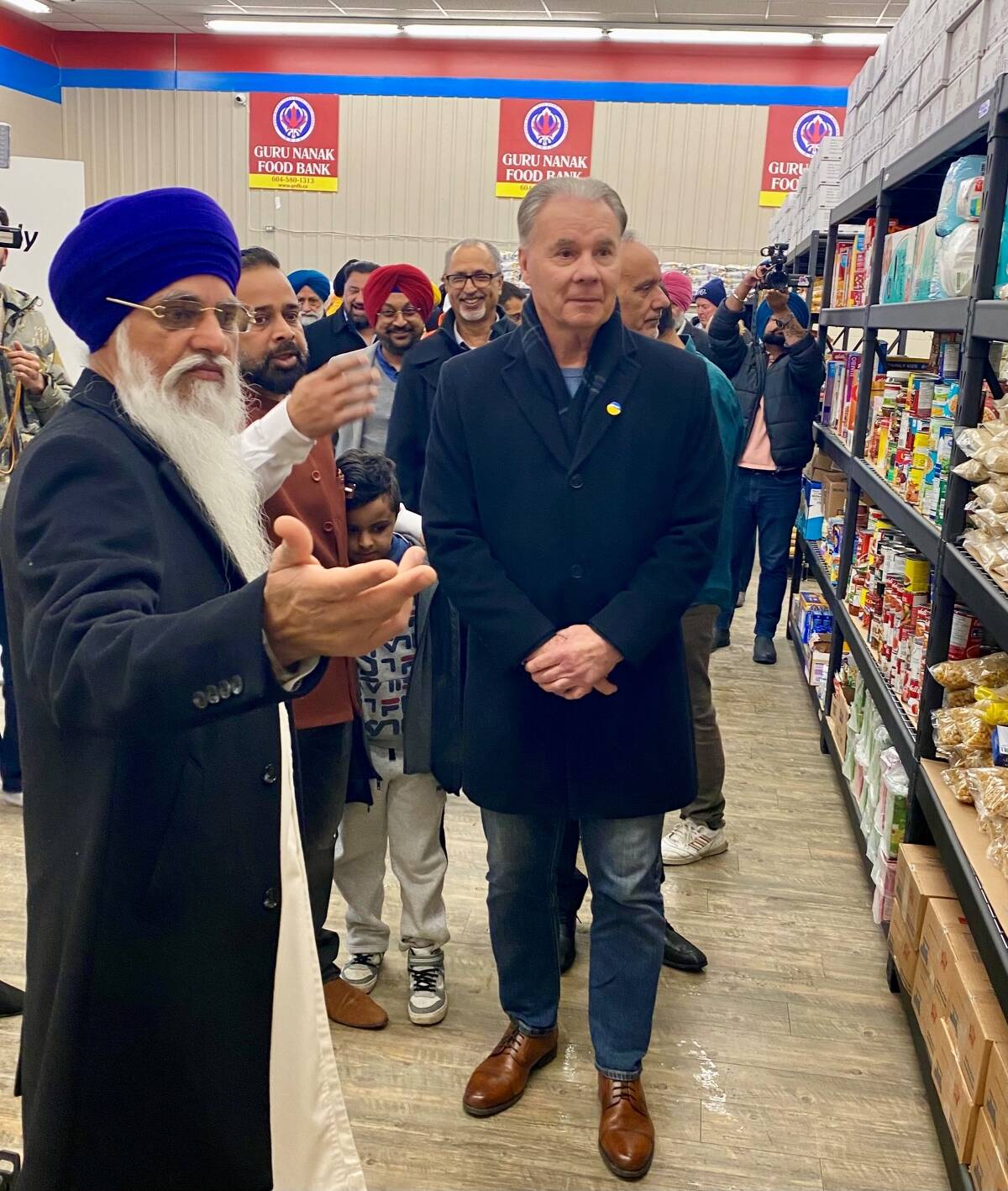 31373099_web1_221220-NDR-M-Guru-Nanak-Food-Bank-soft-open-Singh-Harvie-tour