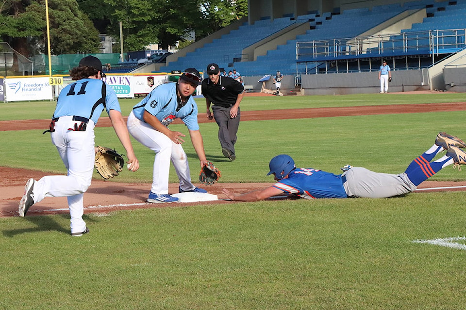 12739487_web1_VNE-LeftiesVsHarbourcats3rdbase