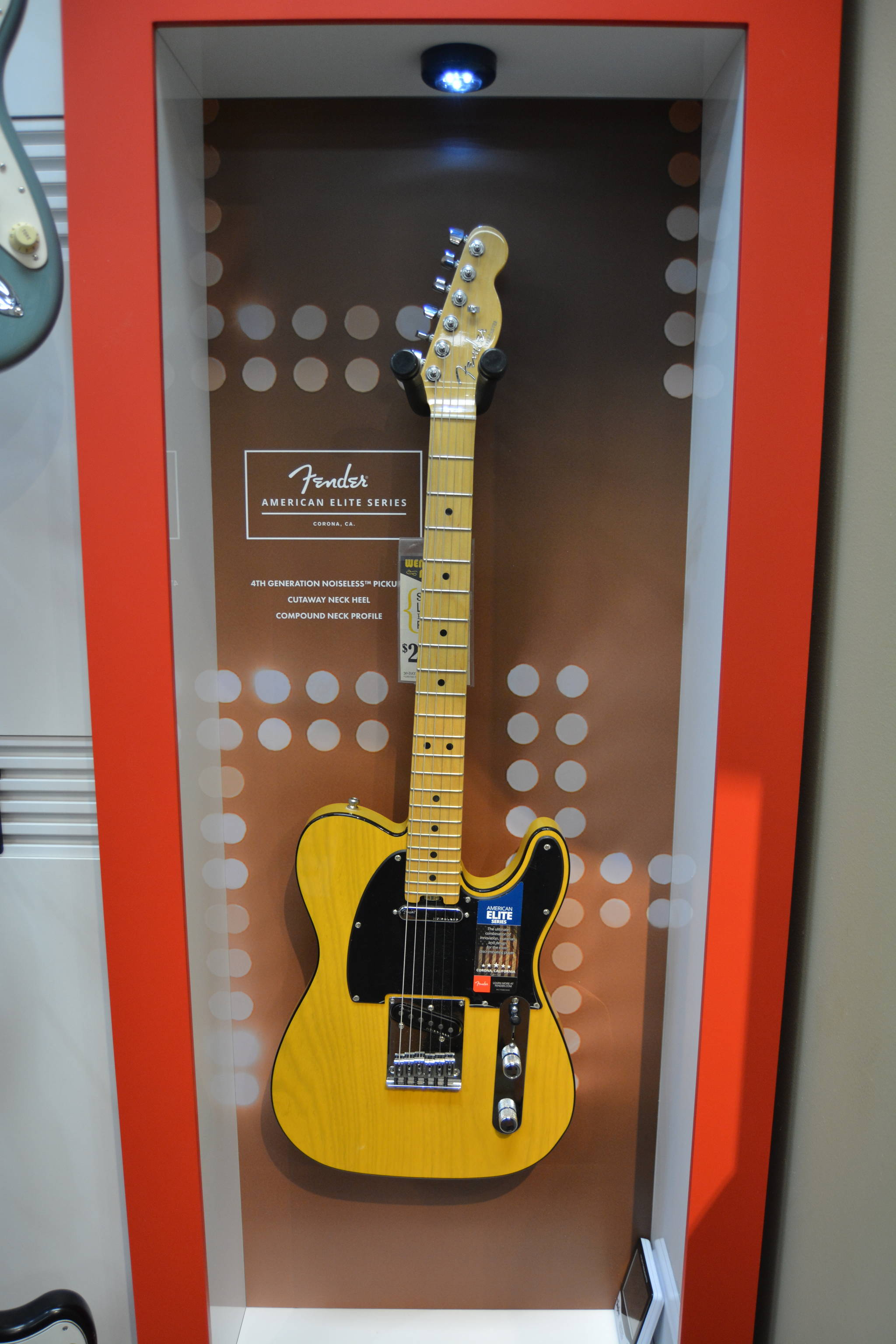 13938970_web1_181011-KCN-Fender_14