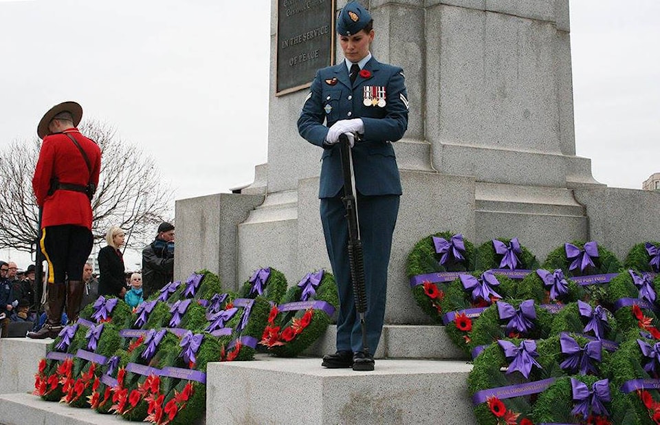 17199289_web1_VNE-RemembranceDayCenotaph