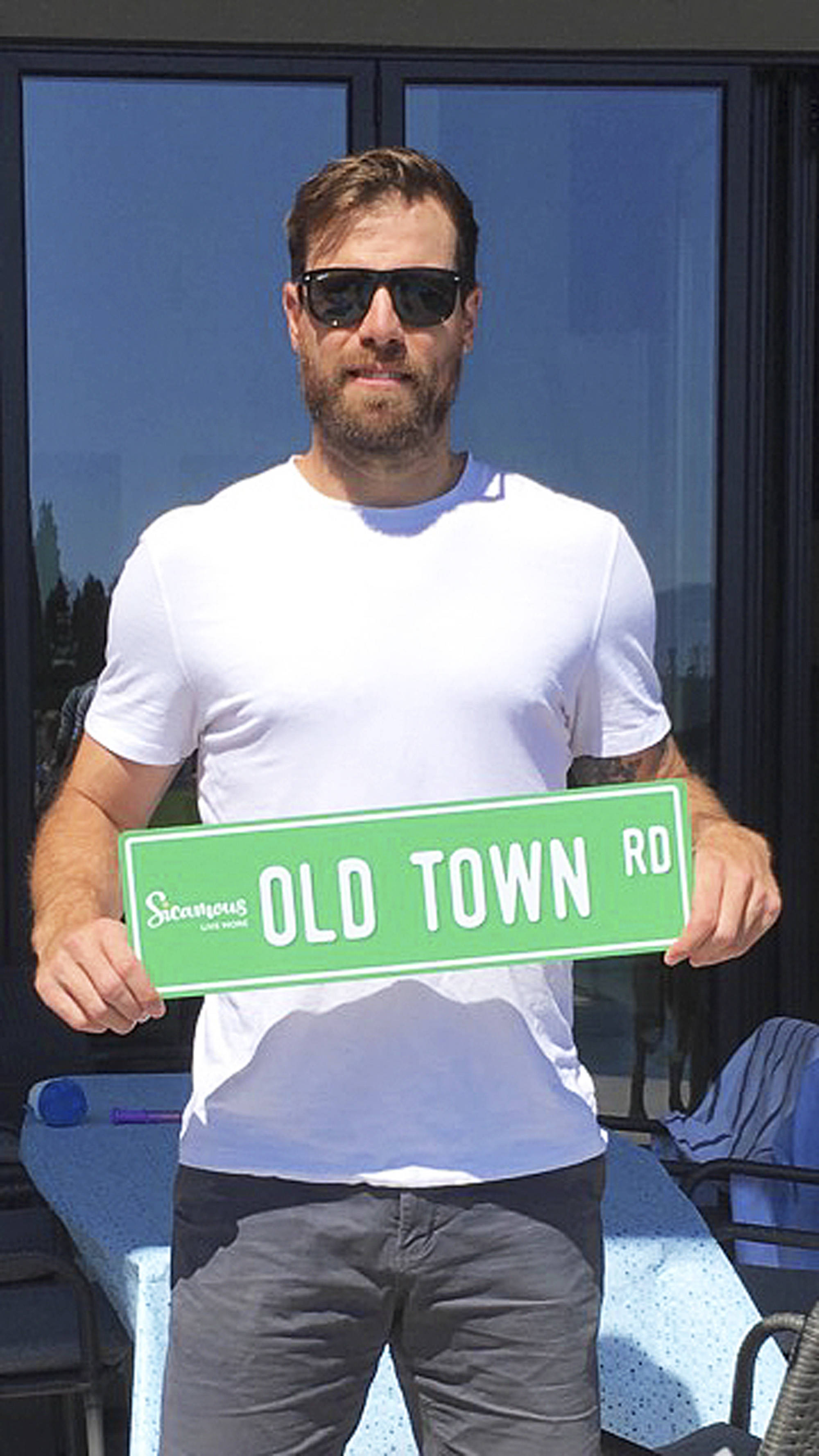 18049197_web1_190814-EVN-Shea-Weber-Old-Town-Road