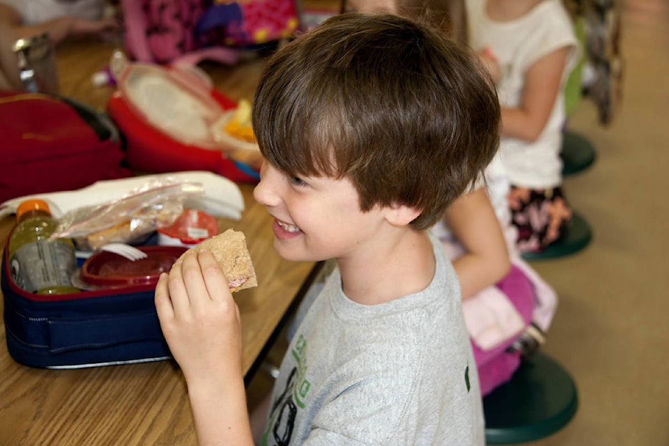 18273082_web1_PIXNIO-lunch-kids-school