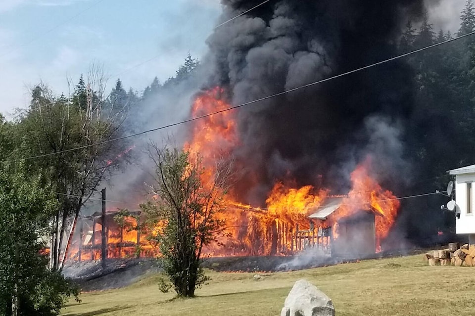 30161246_web1_220825-WLT-McLeeseLakeHouseFire_1