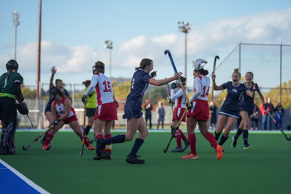 30936253_web1_221006-SNE-Uvic-field-hockey-win-win_1