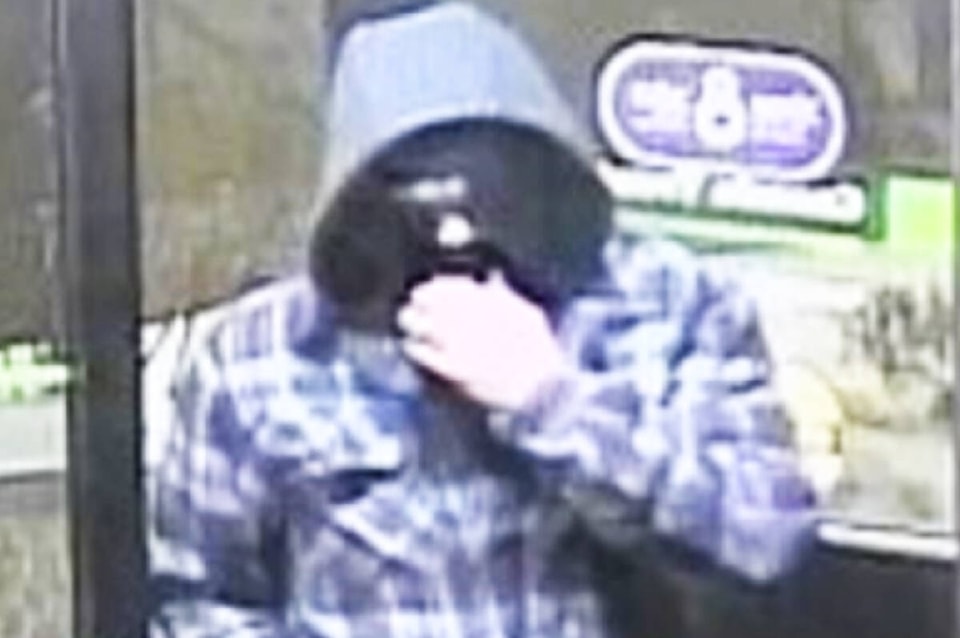 31588613_web1_230118-QCO-robbery-at-ATM-suspect_1