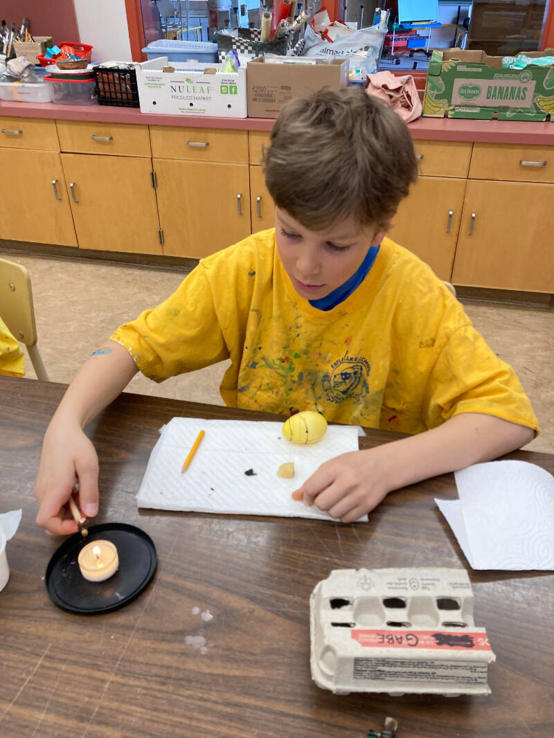 32368818_web1_230409-WLT-EasterEggmaking-TatlaSchool_13