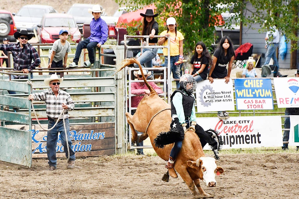 Biexa Paul competesin junior steer riding at the Esk’et A.C.E. Rodeo held July 22 and 23, 2023. (Liz Twan photo)