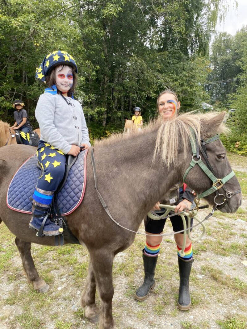 33972814_web1_230928-CMA-Parade-Riders_5