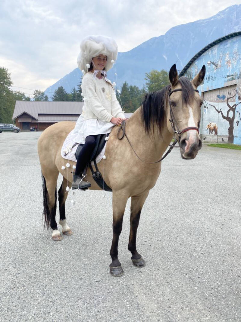 33972814_web1_230928-CMA-Parade-Riders_6